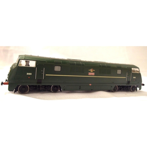 2442 - Bachmann Warship Class Hermes D823, BR Green, Late Crest in excellent condition, missing one couplin... 