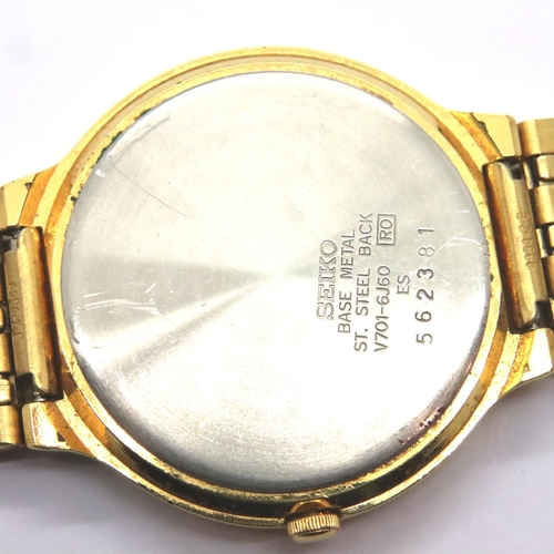 72 - Seiko gents mid-size Quartz wristwatch on a gold plated bracelet. P&P Group 1 (£14+VAT for the first... 