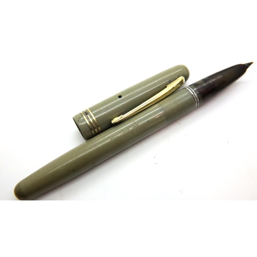 106 - Wyvern vintage fountain pen. P&P Group 1 (£14+VAT for the first lot and £1+VAT for subsequent lots)