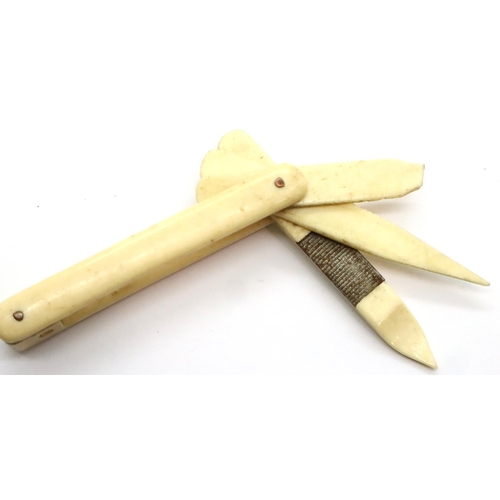 112 - Folding bone tooth pick. P&P Group 1 (£14+VAT for the first lot and £1+VAT for subsequent lots)