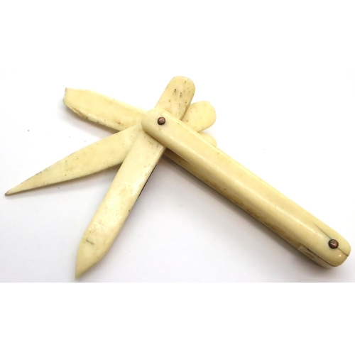 112 - Folding bone tooth pick. P&P Group 1 (£14+VAT for the first lot and £1+VAT for subsequent lots)