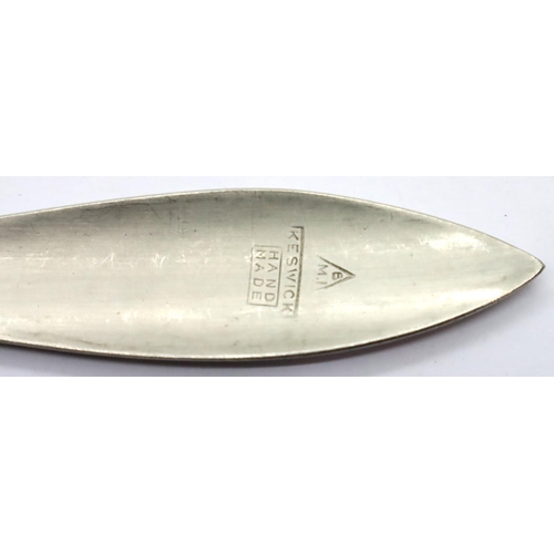 123 - Keswick School of Art cake sliver with plannished handle. P&P Group 1 (£14+VAT for the first lot and... 