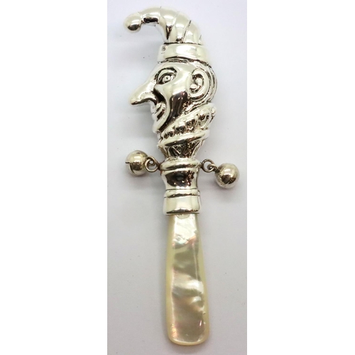 125 - Sterling silver Mr Punch baby rattle with mother of pearl grip, L: 95 mm. P&P Group 1 (£14+VAT for t... 