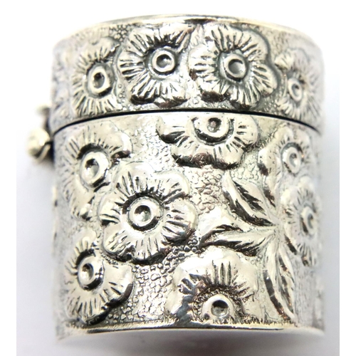 127 - 935 silver thimble case with hinged cover, 15g. P&P Group 1 (£14+VAT for the first lot and £1+VAT fo... 