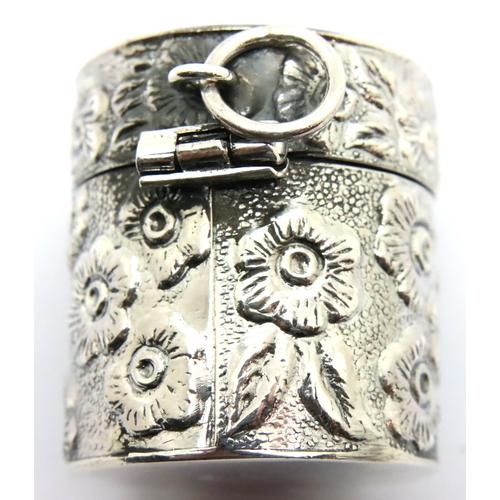 127 - 935 silver thimble case with hinged cover, 15g. P&P Group 1 (£14+VAT for the first lot and £1+VAT fo... 