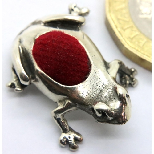 130 - 925 silver frog pin cushion, L: 20 mm. P&P Group 1 (£14+VAT for the first lot and £1+VAT for subsequ... 