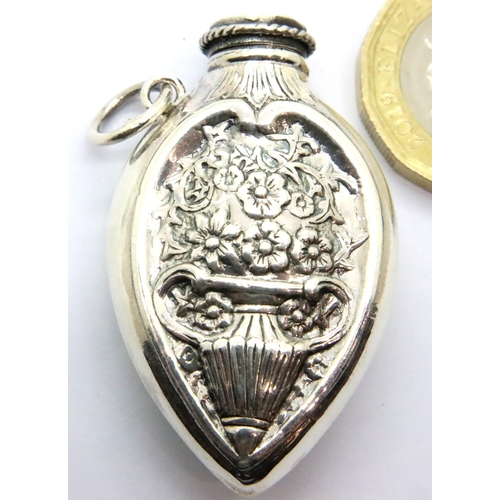 131 - Sterling silver scent bottle with screw cap, 14g. P&P Group 1 (£14+VAT for the first lot and £1+VAT ... 