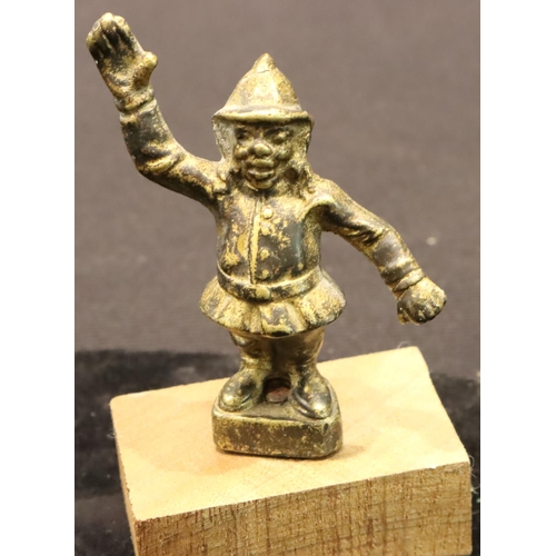 162 - Small brass policeman figure car bonnet mascot, H: 8 cm. P&P Group 1 (£14+VAT for the first lot and ... 