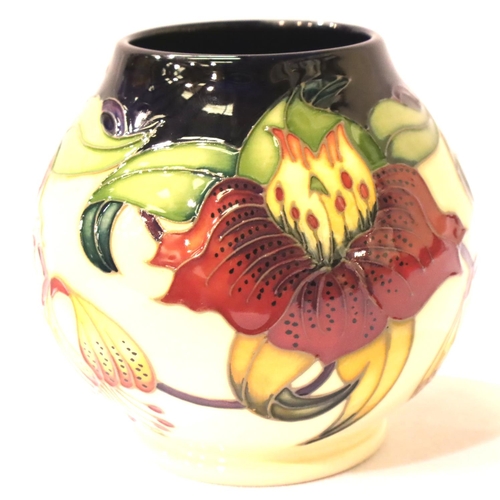 254 - Moorcroft vase in the Anna Lily pattern, H: 10 cm. P&P Group 1 (£14+VAT for the first lot and £1+VAT... 