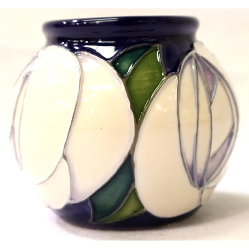 268 - Moorcroft vase in the White Rose pattern, H: 55 mm. P&P Group 1 (£14+VAT for the first lot and £1+VA... 