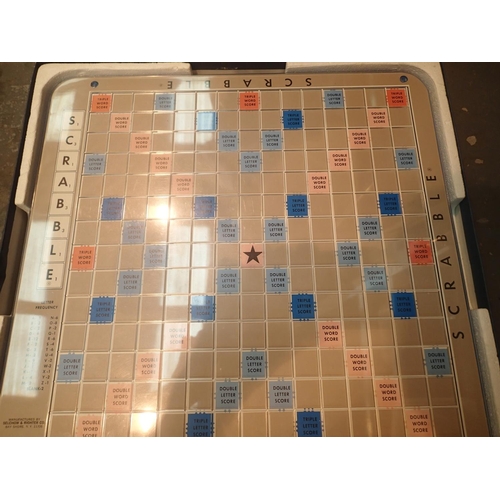 1041 - Boxed vintage scrabble board. P&P Group 2 (£18+VAT for the first lot and £3+VAT for subsequent lots)