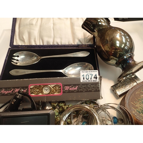 1074 - Tray of mixed collectables including jewellery, coins etc. P&P Group 3 (£25+VAT for the first lot an... 