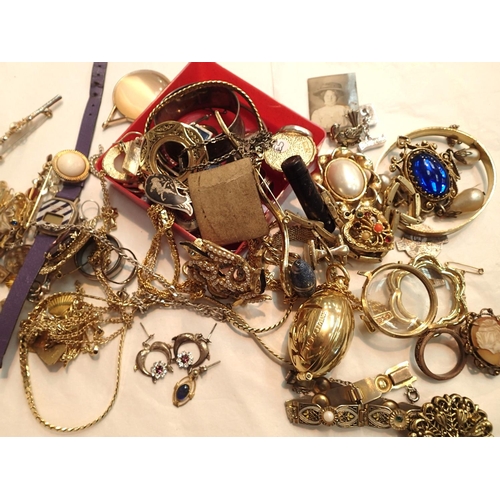 1096 - Box of mixed costume jewellery including a silver ring. P&P Group 1 (£14+VAT for the first lot and £... 