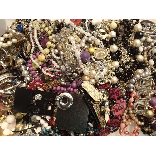 1098 - A large collection of costume jewellery. P&P Group 2 (£18+VAT for the first lot and £3+VAT for subse... 