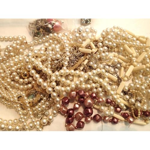 1099 - Small amount of costume jewellery. P&P Group 1 (£14+VAT for the first lot and £1+VAT for subsequent ... 