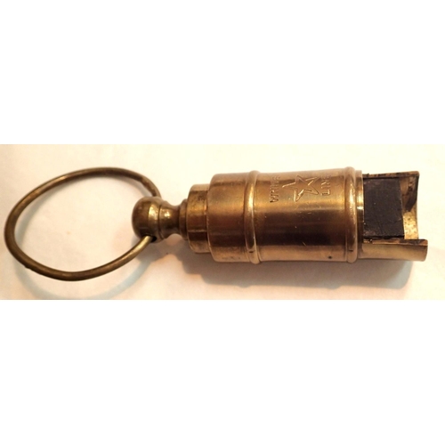 1109 - A brass White Line vintage whistle. P&P Group 1 (£14+VAT for the first lot and £1+VAT for subsequent... 