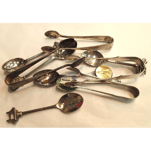 1122 - Bag of sugar tongs and spoons. P&P Group 1 (£14+VAT for the first lot and £1+VAT for subsequent lots... 