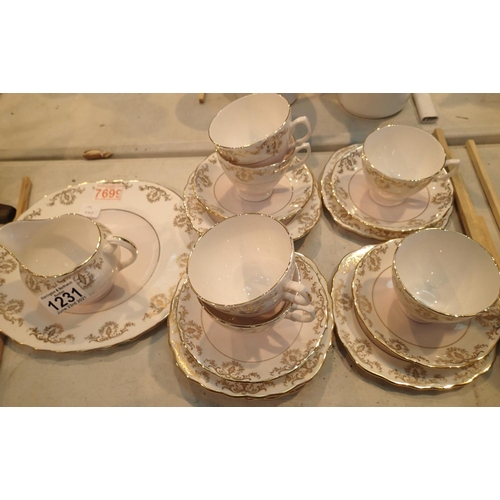 1231 - Royal Vale tea service. Not available for in-house P&P, contact Paul O'Hea at Mailboxes on 01925 659... 