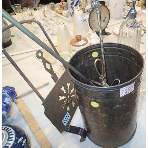 1235 - Mixed lot of brass to include a crumb duster and brass kettle slider. Not available for in-house P&P... 