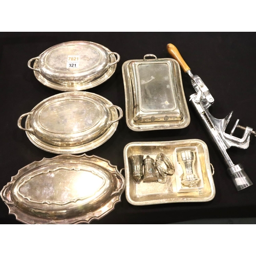 321 - Quantity of mixed silver plate including chafing dishes. P&P Group 3 (£25+VAT for the first lot and ... 