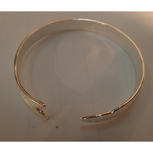 1078A - 925 Silver fish scale effect torc bracelet. P&P Group 1 (£14+VAT for the first lot and £1+VAT for su... 