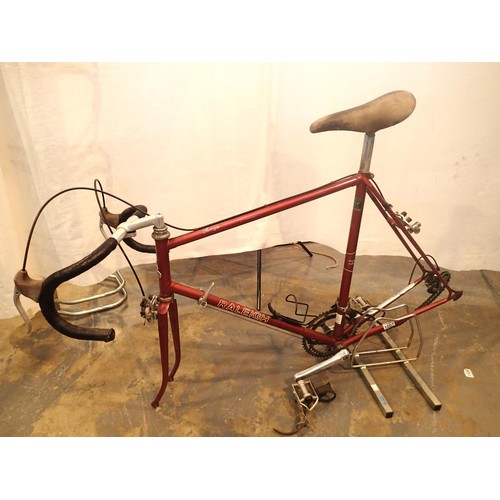 1007 - A vintage Raleigh Sirocco 23'' racing bike frame with a exage fixed adrelia, a Shimano crank, Weinma... 