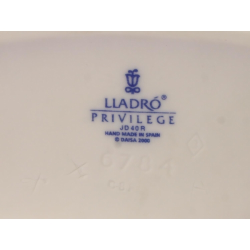 185 - Large Lladro Prestige figurine with innerbox fitted foam. P&P Group 3 (£25+VAT for the first lot and... 