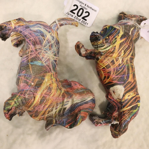 202 - Two Graffiti style Dachshunds, each L: 12 cm. P&P Group 1 (£14+VAT for the first lot and £1+VAT for ... 