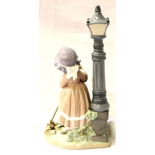 213 - Large Lladro girl, Sweeping Leaves by Lamppost, H: 35 cm. P&P Group 3 (£25+VAT for the first lot and... 