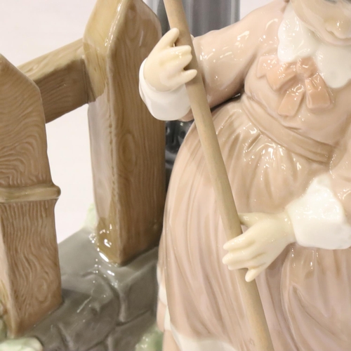 213 - Large Lladro girl, Sweeping Leaves by Lamppost, H: 35 cm. P&P Group 3 (£25+VAT for the first lot and... 