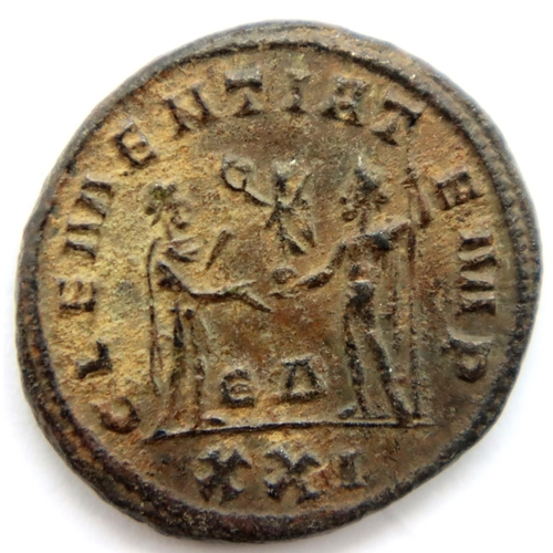 3189 - 276 AD Probus, AE antoninianus. Siscia mint/Emperor standing right, holding sceptre, receiving Victo... 