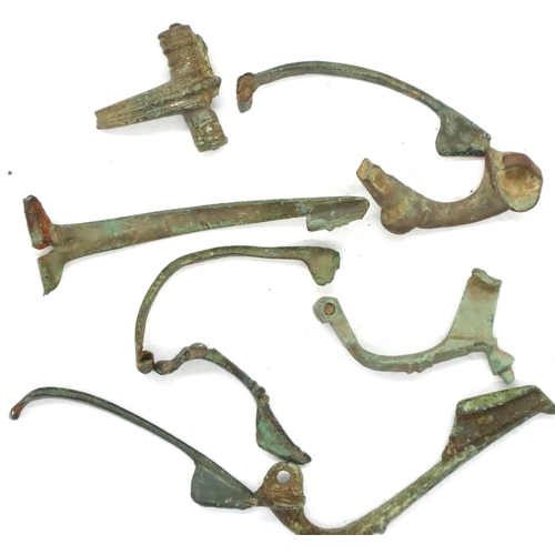 3203 - Collection of Roman Bronze age Fibulae, Brooches and Clasps. P&P Group 1 (£14+VAT for the first lot ... 