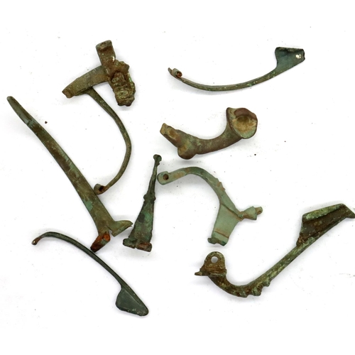 3203 - Collection of Roman Bronze age Fibulae, Brooches and Clasps. P&P Group 1 (£14+VAT for the first lot ... 