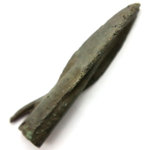 3208 - Hellenistic Bronze socketed and barbed Trilobite Arrow head. P&P Group 1 (£14+VAT for the first lot ... 