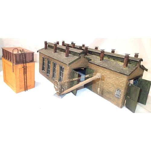 2065 - O gauge engine shed, wood, kit built and resin water tower and cast metal crane. P&P Group 3 (£25+VA... 