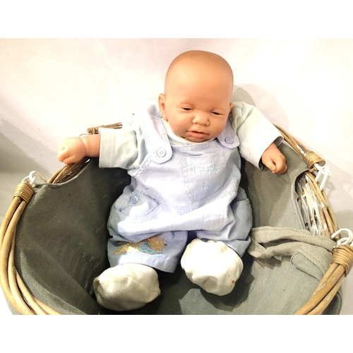 2168 - Disney new-born baby boy blue outfit ( little roo ) in blue lined willow basket. P&P Group 2 (£18+VA... 