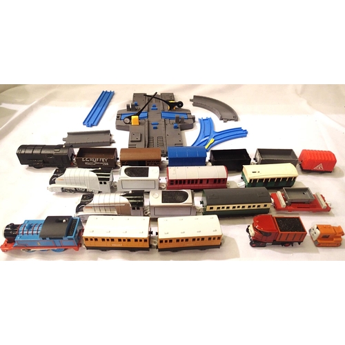 2173 - Tomy/Mattel battery operated road/rail Thomas The Tank Engine railway set with Thomas, Spencer x2, D... 