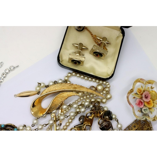 59 - Mixed lot of costume jewellery, gents cufflinks, studs etc. P&P Group 1 (£14+VAT for the first lot a... 