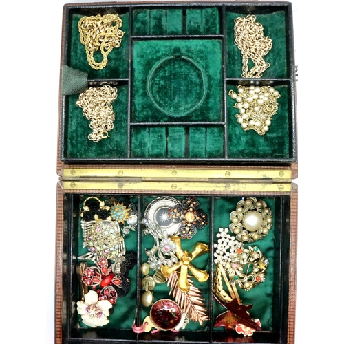 60 - Jewellery box with contents. P&P Group 2 (£18+VAT for the first lot and £3+VAT for subsequent lots)