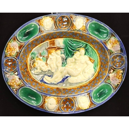 130 - Unmarked Majolica shell plate. P&P Group 2 (£18+VAT for the first lot and £3+VAT for subsequent lots... 