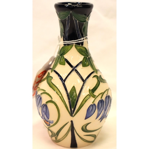 141 - Moorcroft vase in the Otley Chevin pattern, H: 14 cm. P&P Group 1 (£14+VAT for the first lot and £1+... 