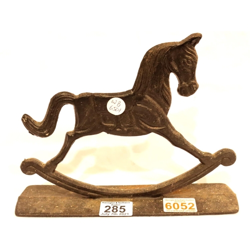 285 - Cast iron rocking horse doorstop. P&P Group 1 (£14+VAT for the first lot and £1+VAT for subsequent l... 