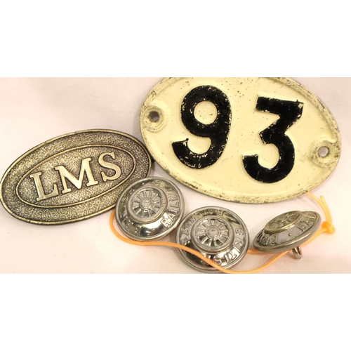 334 - Railway related items to include carriage number and buttons. P&P Group 1 (£14+VAT for the first lot... 