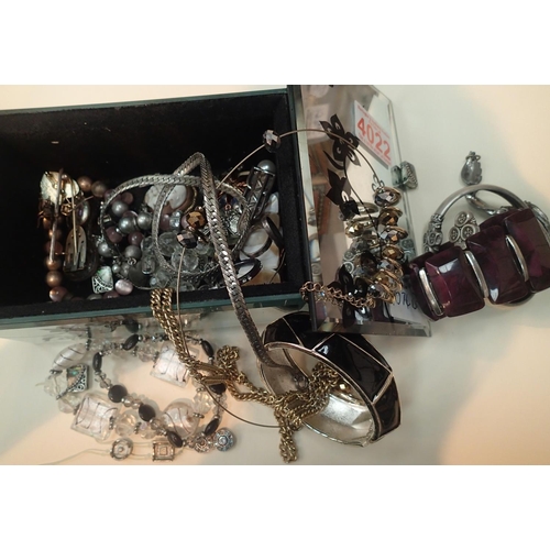 1074D - Mirrored jewellery box of costume jewellery, 3.9g. P&P Group 1 (£14+VAT for the first lot and £1+VAT... 