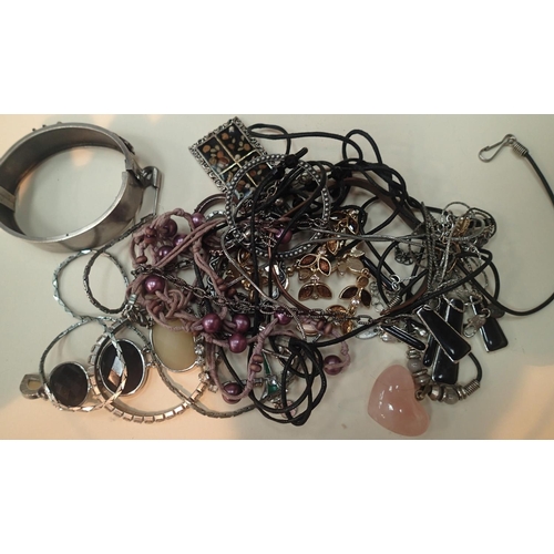 1074E - Quantity of costume jewellery. P&P Group 1 (£14+VAT for the first lot and £1+VAT for subsequent lots... 