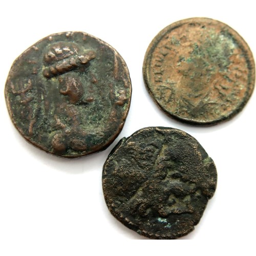 3077 - (317-337 AD) Roman Bronze AE3 of Emperor Constantine - Campgate type - Star/Comet above, an Indo Gre... 