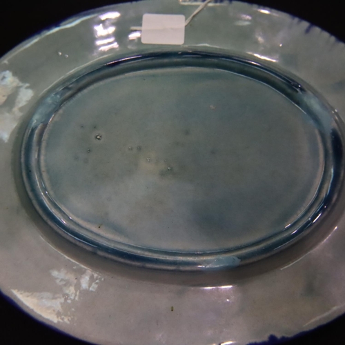 130 - Unmarked Majolica shell plate. P&P Group 2 (£18+VAT for the first lot and £3+VAT for subsequent lots... 