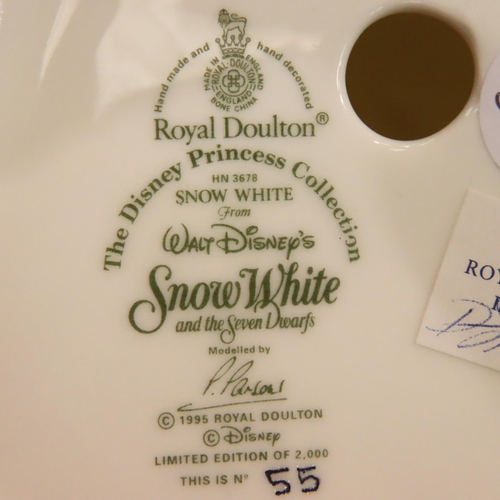 143 - Royal Doulton limited edition figurine, Snow White, 55/2000, H: 20 cm. P&P Group 2 (£18+VAT for the ... 