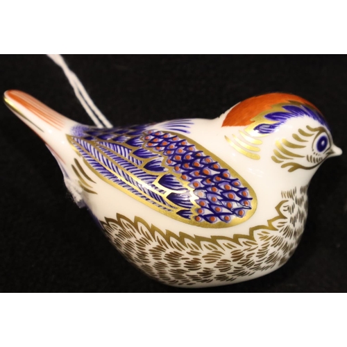 151 - Royal Crown Derby Goldcrest with gold stopper. P&P Group 1 (£14+VAT for the first lot and £1+VAT for... 