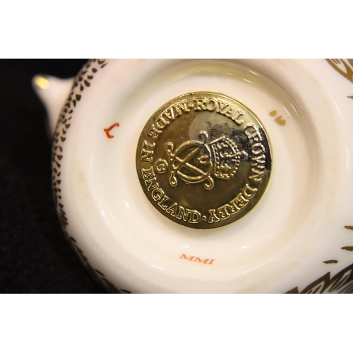 151 - Royal Crown Derby Goldcrest with gold stopper. P&P Group 1 (£14+VAT for the first lot and £1+VAT for... 